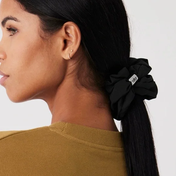 New Auth Alo Yoga Bead It Oversized Scrunchie NWT - Black - Picture 3 of 4